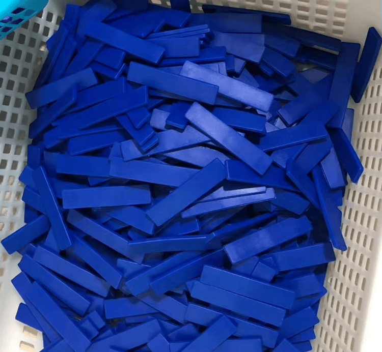 Вътрешен изглед на устойчивия RFID инлей в таг SL5512-1 за стабилна работа през около 180 цикъла на пране.