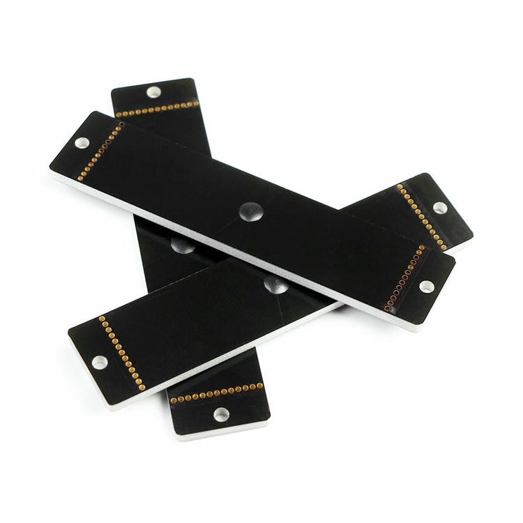 Изображението показва PCB RFID таг за метал за достъп до паркинги с детайл от лазерно рязане за приложения с PCB On-Metal RFID Tags.
