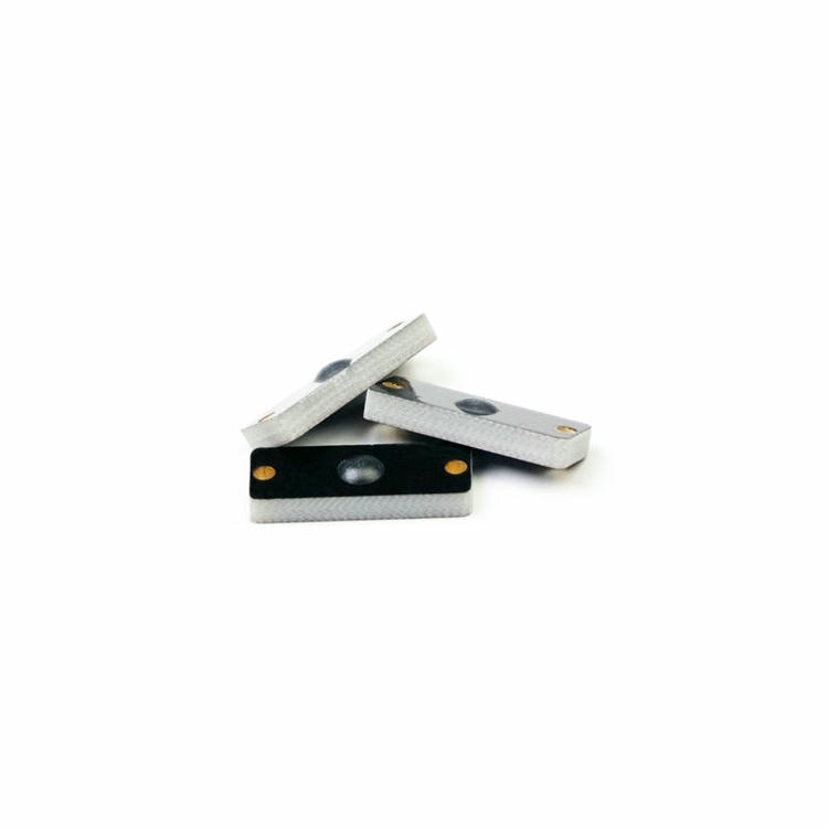 Снимката показва няколко PCB RFID тага за метал P2208-3 подредени един върху друг за илюстриране на здравата конструкция за горещи метални активи.