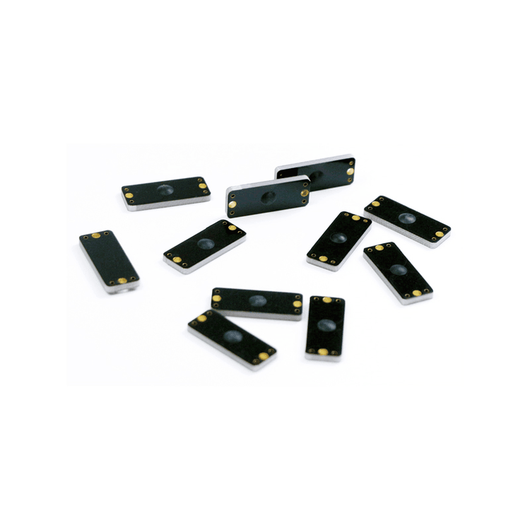 Детайлно изображение показва група P2510-1 PCB RFID тагове за метал за индустриални активи, логистика и проследяване на оборудване.