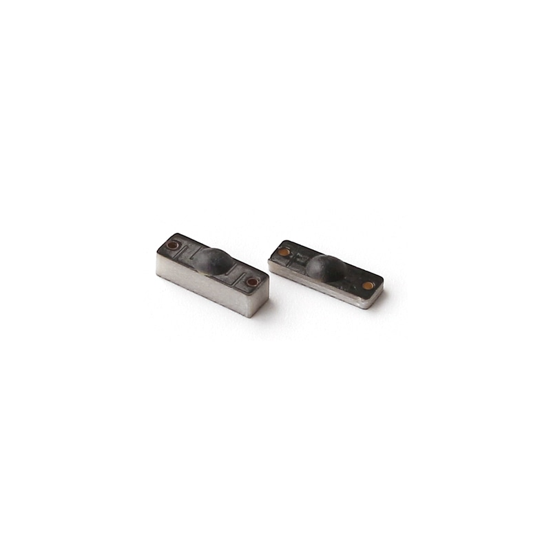 Близък изглед на два P1204-2 PCB RFID тага за метал, подчертаващ куполовидния горен профил и здравия корпус за индустриално приложение.