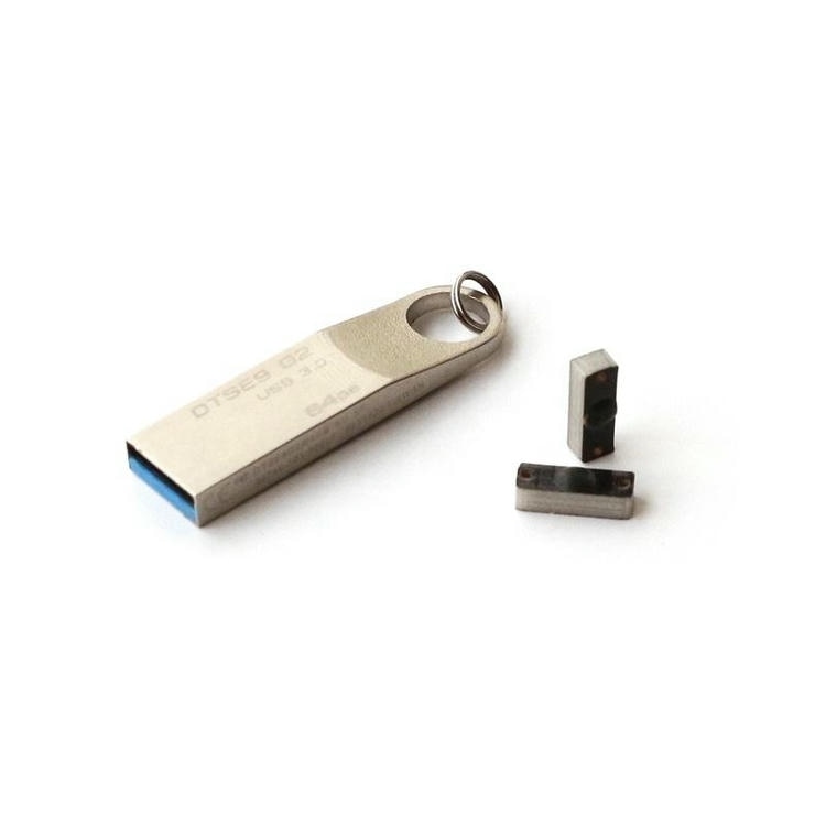 Изображение показващо PCB RFID тагове за метал P1204-2 до USB устройство за онагледяване на малкия форм фактор за маркиране на промишлени активи.