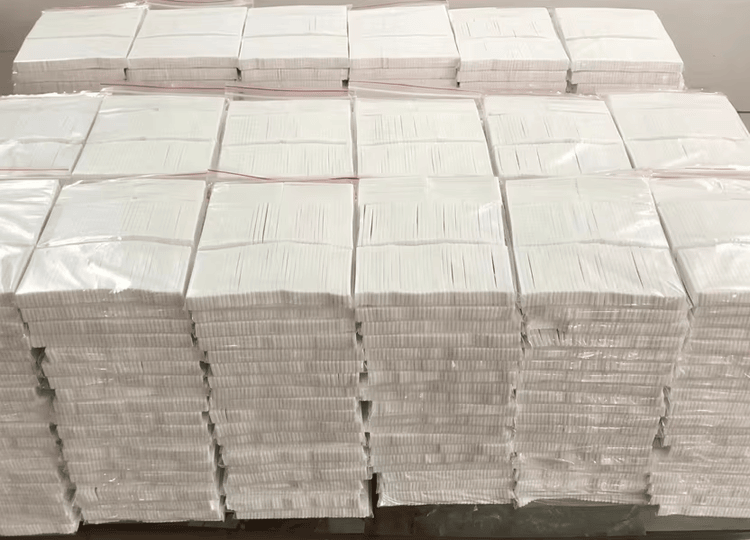 Визуално сравнение на размера на RFID таг SL5512-1, показващо компактната му форма за различни текстилни продукти.