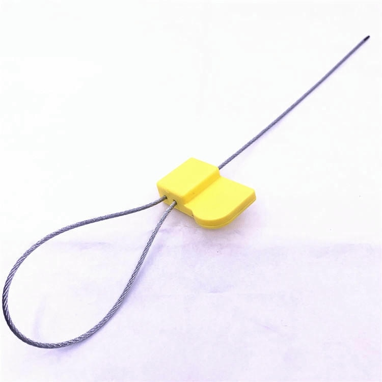 Кос изглед на жълтата RFID защитна пломба SS3826-1 показва стъпаловидния заключващ корпус и наклонената стоманена тел.