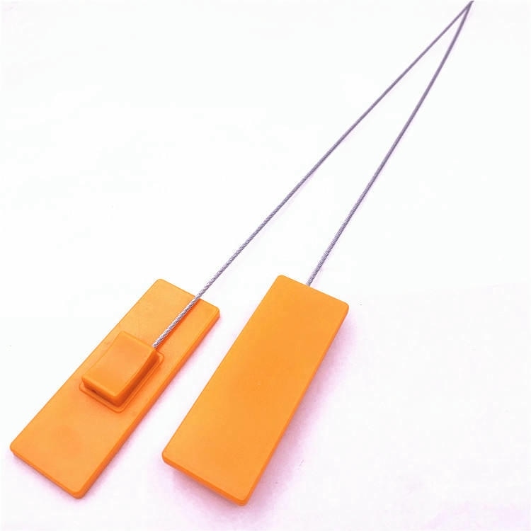 Две оранжеви RFID пломби SS8030-1 са поставени една до друга с наклонени стоманени жила и видима повдигната заключваща глава.