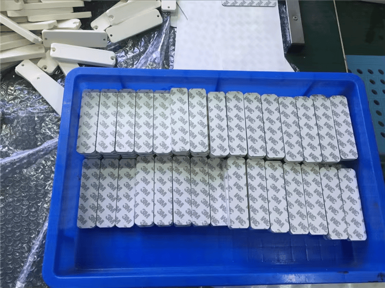 Продуктова снимка на UHF ABS RFID тагове върху метал с дълъг обхват с показ на индустриална употреба в категория ABS RFID тагове за метал.