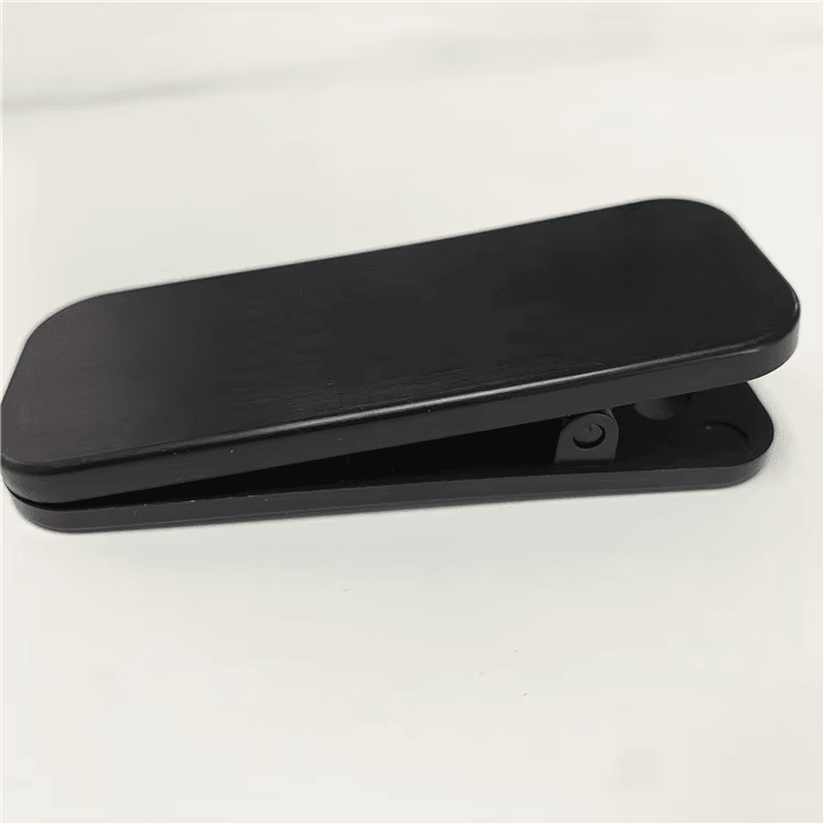 Страничен изглед на затворения RFID клип таг SV-015 с частично видима ос на пантата във вътрешността на корпуса.