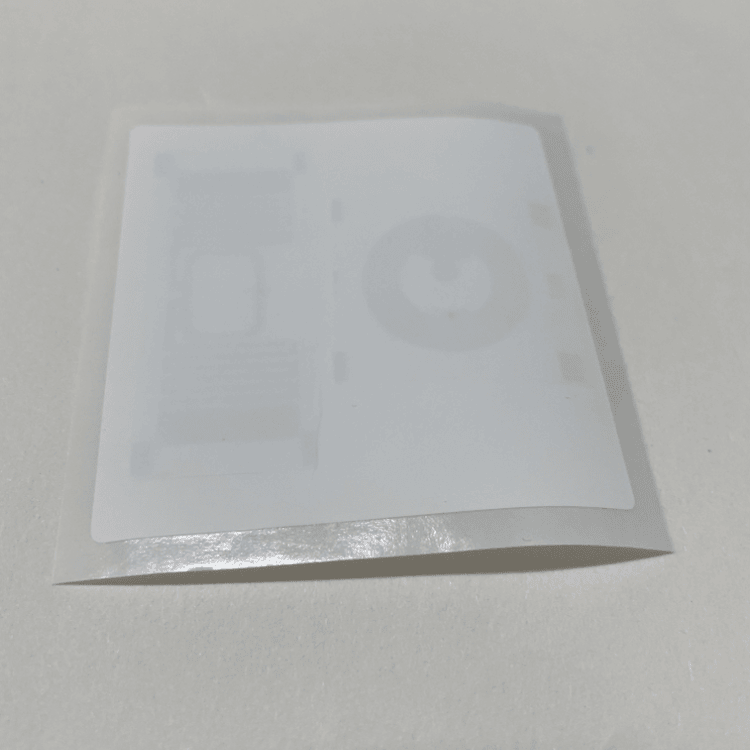 Водоустойчив двучестотен RFID стикер с първокласно епоксидно покритие осигурява повишена защита за проследяване на външни активи и инвентар.