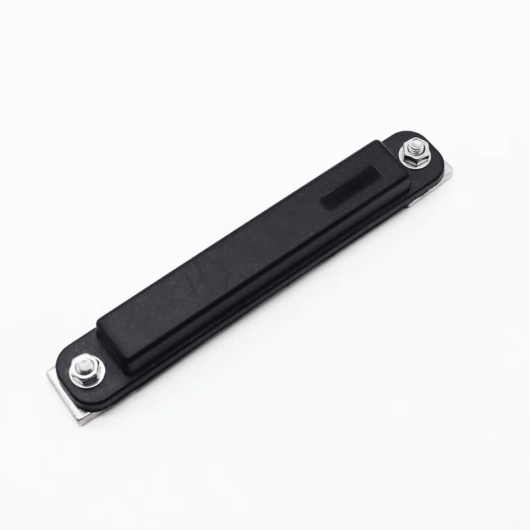 Водоустойчивият UHF RFID таг PC7831-1 със степен IP67 е тестван под вода, за да се гарантира работа във влажна среда.