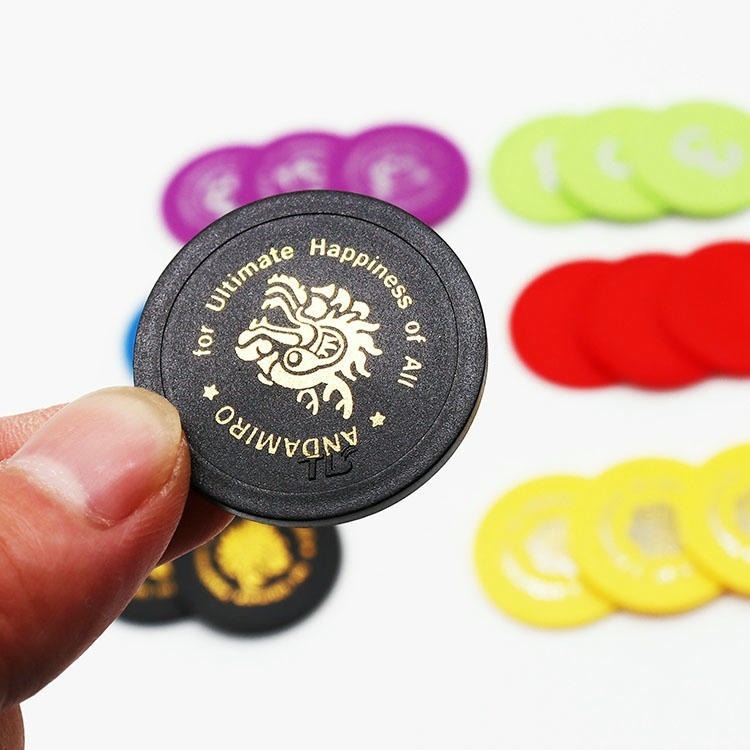 Снимката показва различни RFID токени за увеселителни паркове, използвани за сигурни електронни плащания и програми за лоялност на играчите.