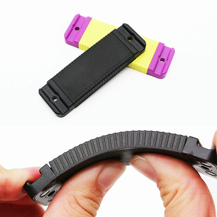 Черни и жълти RFID тагове TPU8828-1 за метал, включително демонстрация на гъвкавостта чрез огъване на ръка.