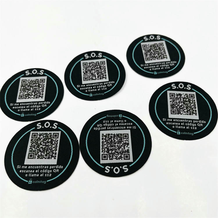 Страничен профил на гъвкав NFC етикет от плат с видима тънка структура подходяща за безпроблемно вграждане в облекло.