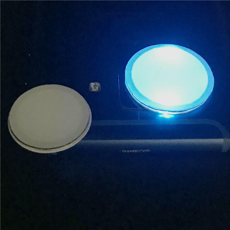 Близък план показващ гъвкавия непрозрачен матов хартиен материал на NFC LED тага подходящ за различни повърхностни приложения.