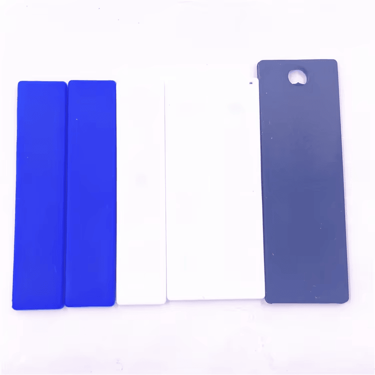 Компактен RFID таг за бельо SL5512-1 който може лесно да се зашие в подгъви или джобове на текстилни изделия.