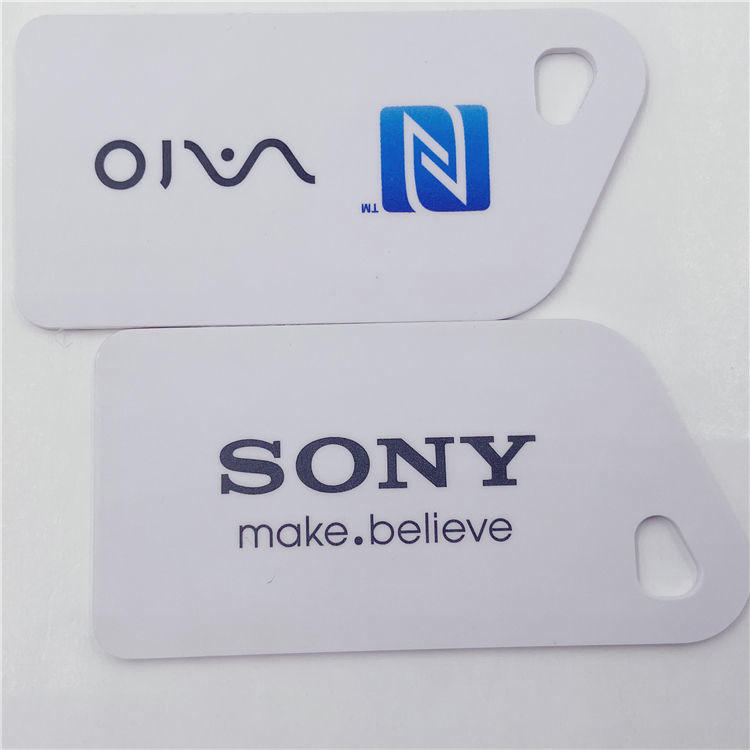 Струпка от издръжливи PVC NFC мини карти с видимо висококачествено завършване на ръбовете и постоянни производствени стандарти.