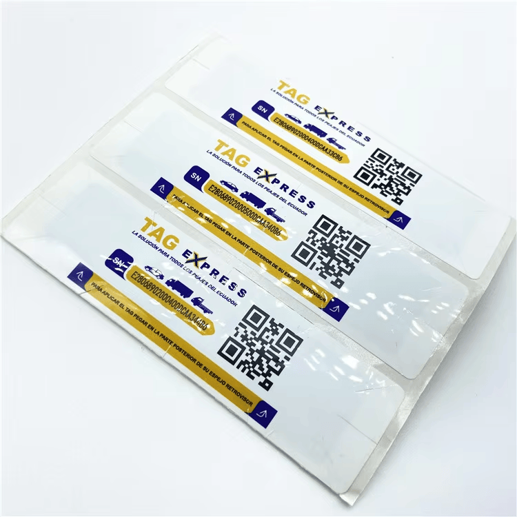 Лист с три UHF RFID стикера за предно стъкло, показващи QR кодове, серийни номера и издължен правоъгълен формат.
