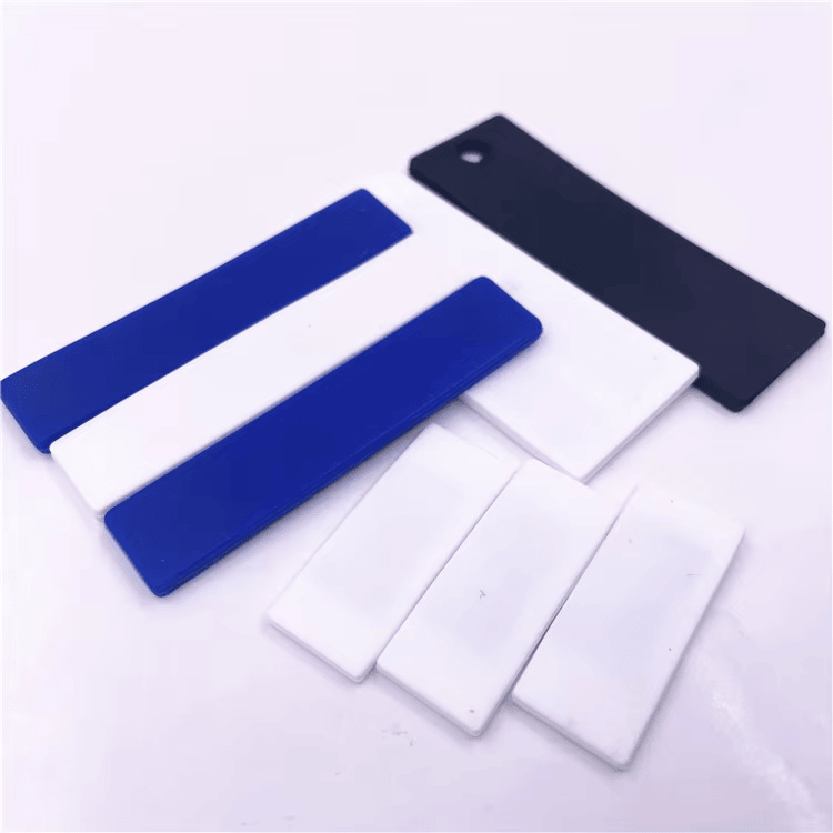 Миещият се RFID етикет SL3012-1 показан върху текстилен фон за да се илюстрират текстурата и издръжливостта му.
