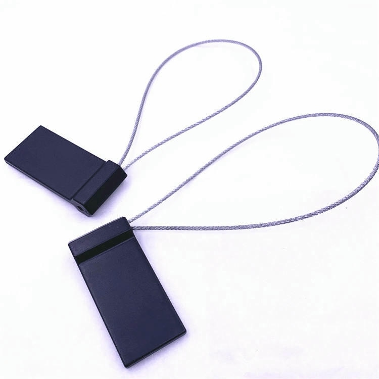 Две черни RFID защитни пломби SS6028-1 са поставени диагонално с широки примки на кабела разпростиращи се през кадъра.