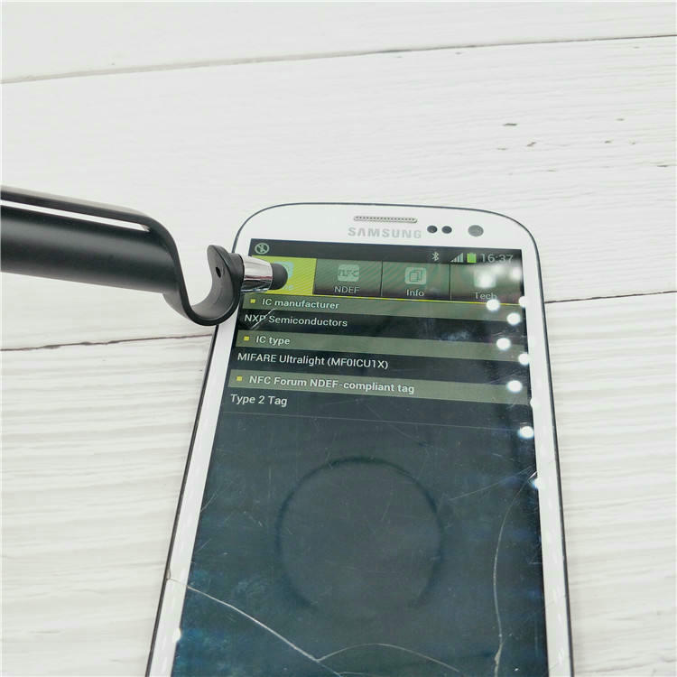 В различни ярки цветове тези NFC химикалки с персонализиран цвят са идеални за корпоративно брандиране и промоционални събития.