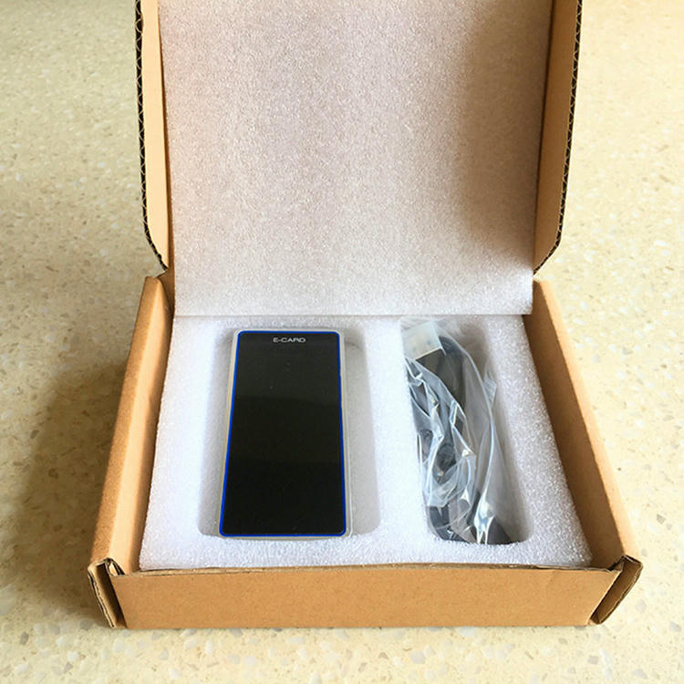 Комплект индустриален ръчен RFID четец ZK-RFID9816UBT с устройството и необходимите принадлежности.