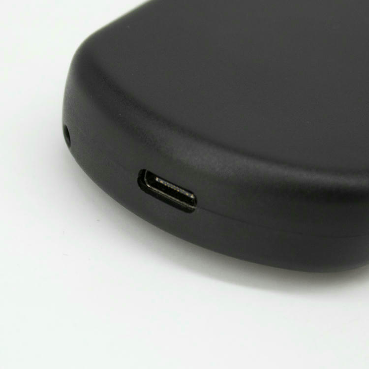 Близък план на USB C порта, разположен в черния корпус на W90C-B, показва интерфейса за зареждане и кабелна връзка.