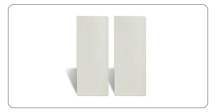 Два празни UHF RFID етикета за автомобилно стъкло показват размера и чистата повърхност за печат на данни за достъп.