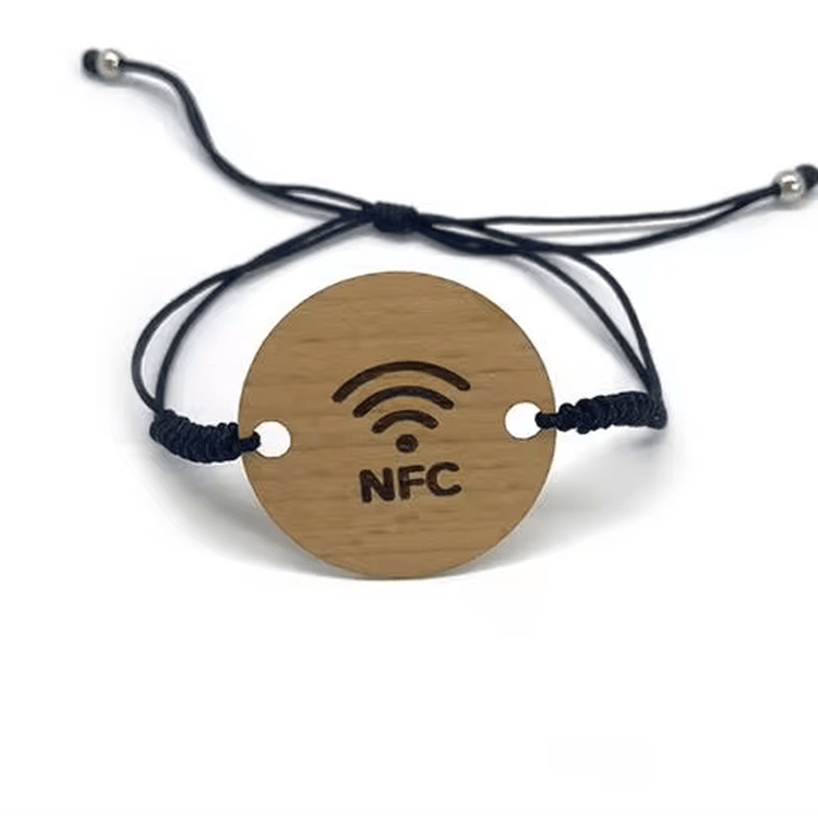 Детайлен изглед на материала и покритието на персонализирани дървени RFID гривни.