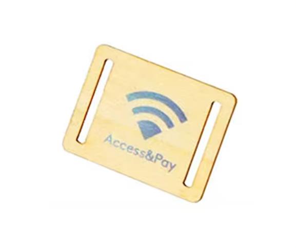 Персонализирани дървени RFID гривни за сигурен контрол на достъпа в хотели и при събития.
