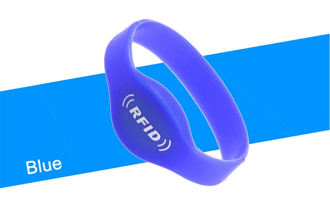 Силиконова RFID гривна G01 в цвят индиго с гладък овален корпус за надеждно отчитане при натоварени входове на събития