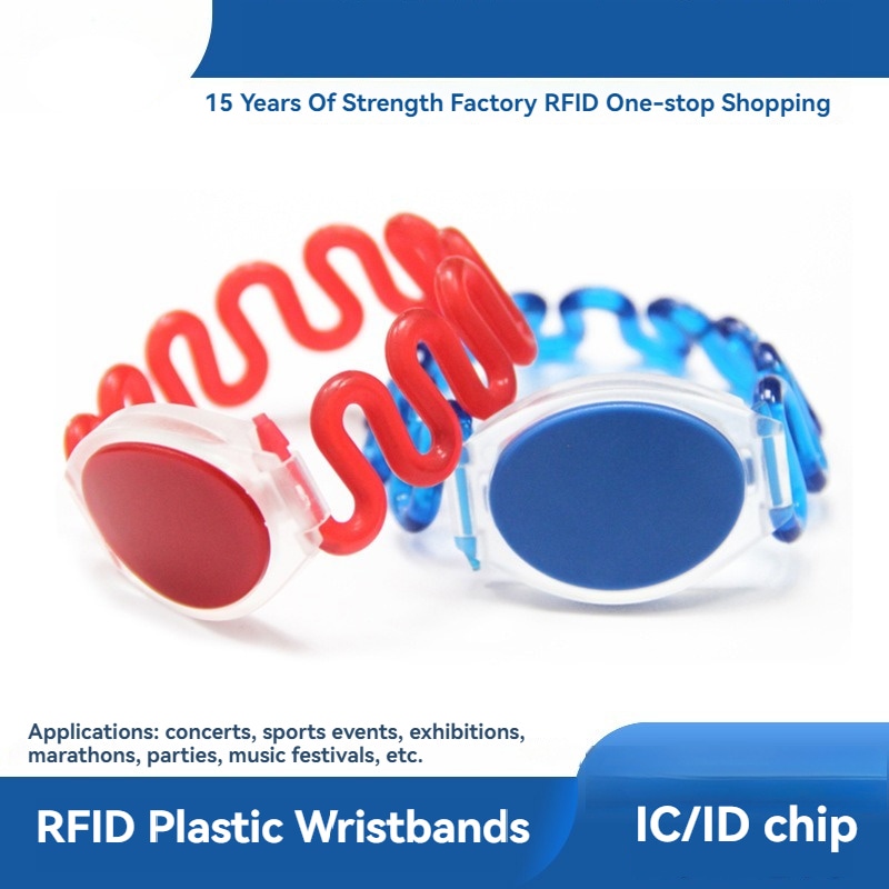 Пластмасова RFID гривна WB01 с контрастен персонализиран печат на QR код или баркод за резервна проверка на самоличността.
