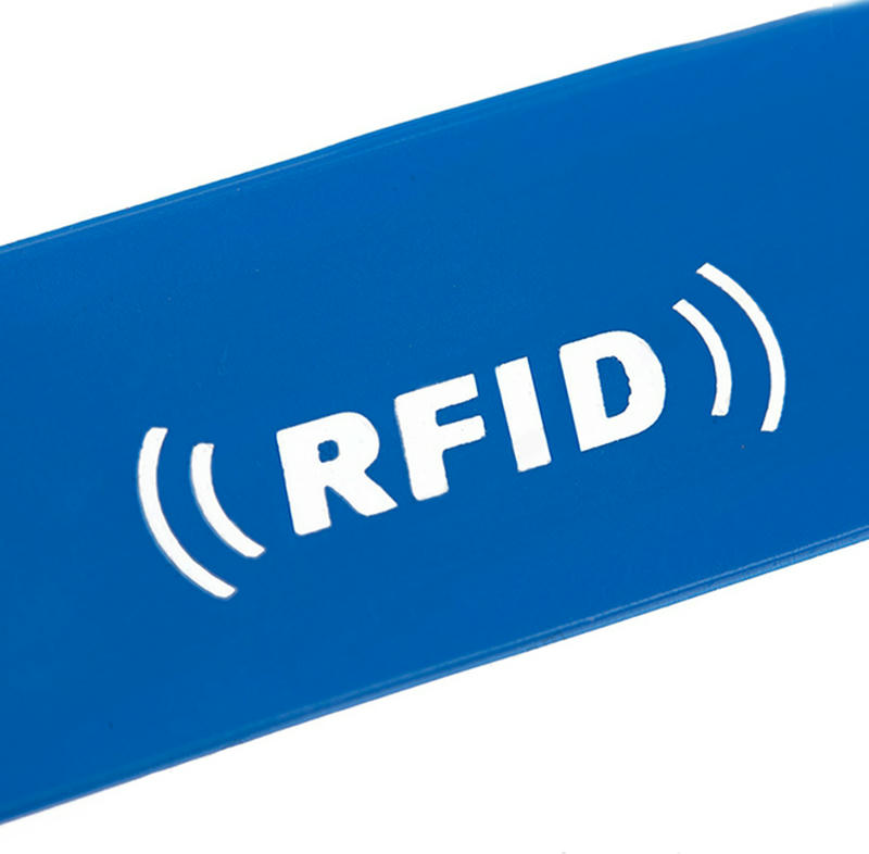 Удароустойчива оранжева PVC RFID гривна PVCW52 за многодневен престой и стабилно безконтактно четене в активни зони.