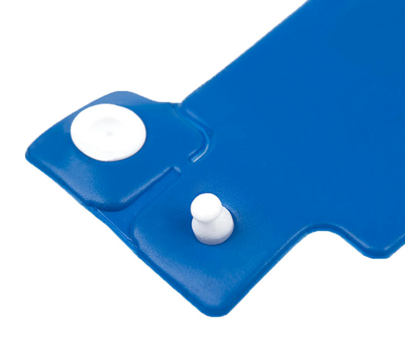 Издръжлива розова PVC RFID гривна PVCW52, проектирана за интензивни атракциони и постоянен контакт с хлорирана вода.