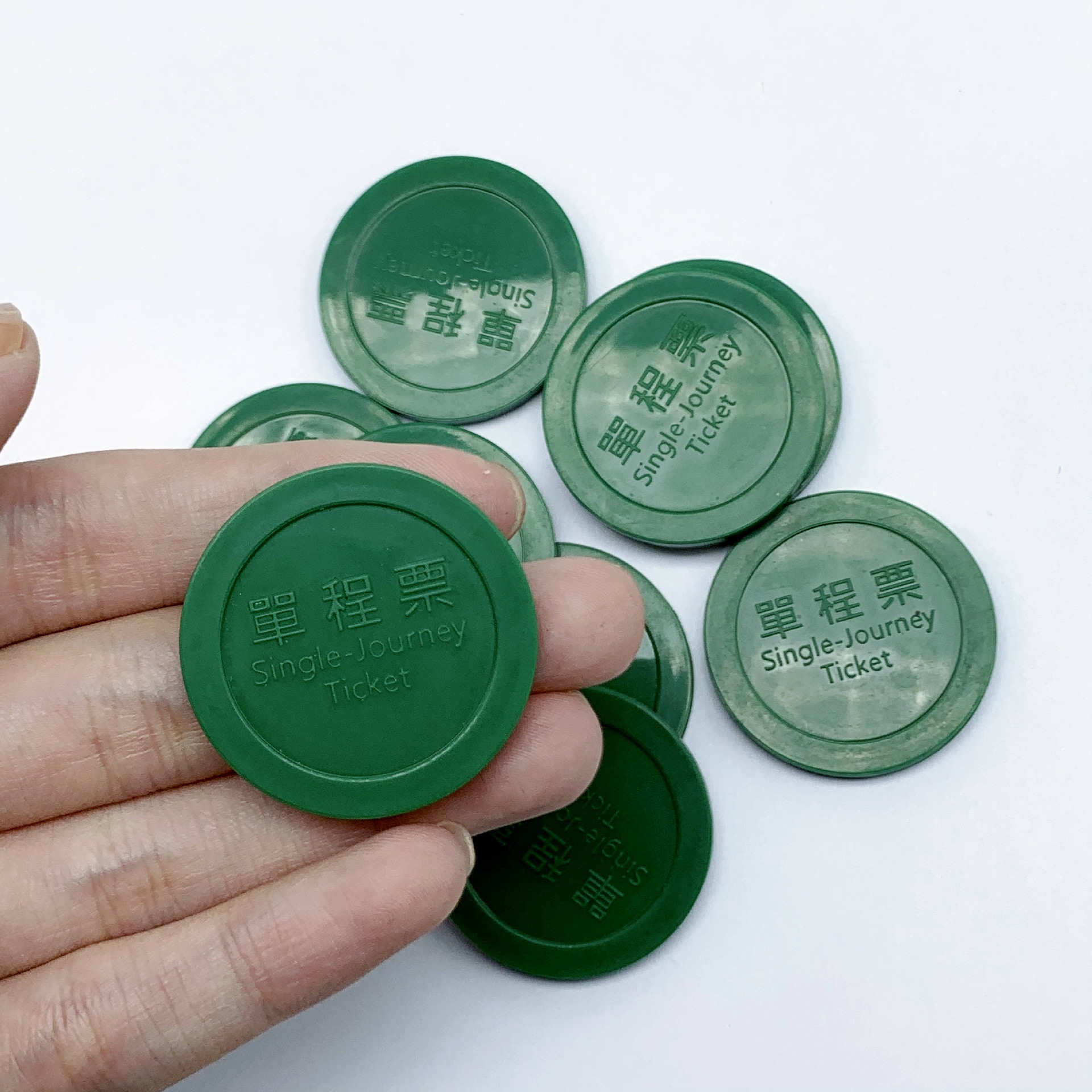 Сравнение на RFID токени от инженерни материали като ABS и PPS за по-висока издръжливост в тежки индустриални условия.