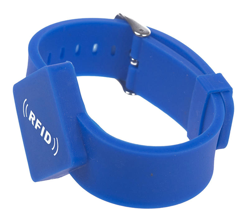 Близък план на извита синя силиконова RFID гривна G10 с квадратна глава и метална катарама за сигурно закопчаване.