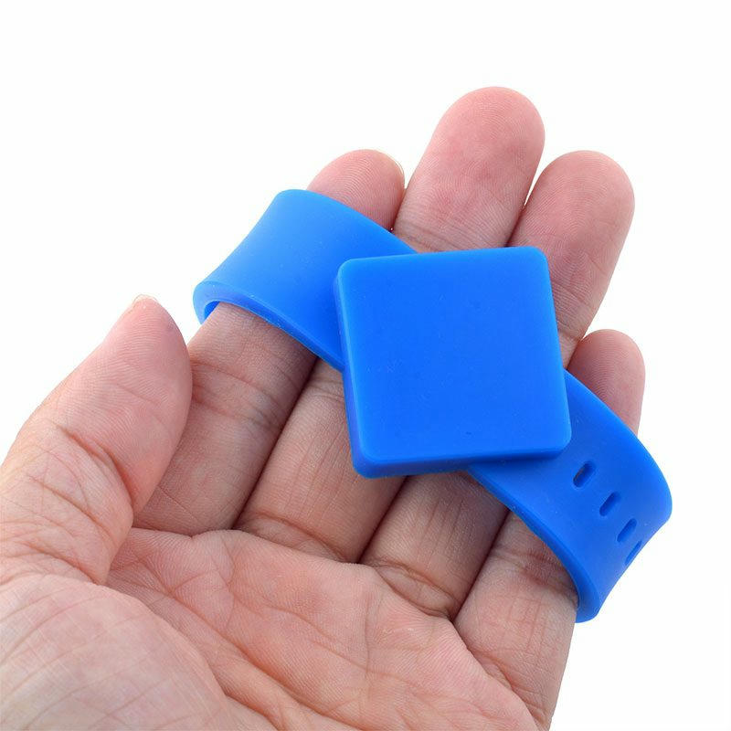 Силиконова RFID гривна G10 е показана на ръка, за да демонстрира размера на квадратната глава и удобната силиконова каишка.