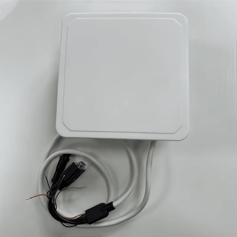 Вътрешен изглед на ZK-RFID104 с вградена 4dBi антена, осигуряваща контролиран обхват на четене от 3 до 4 метра.