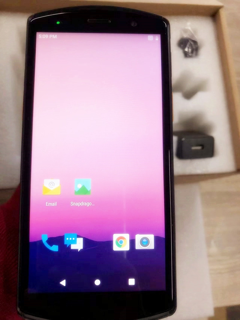 Преден и заден изглед на четеца ZK-RFID9171A с 5,7-инчов екран и модул на камерата.