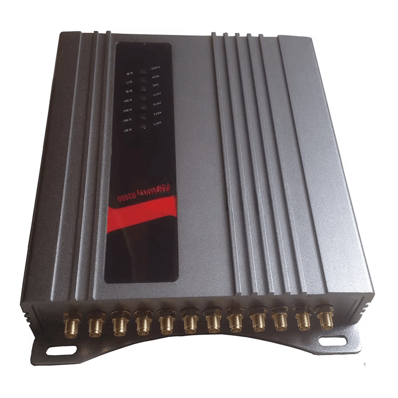 Изображението показва чист преден изглед на фиксирания UHF четец ZK-RFID1201 с оребрен корпус и дванадесет антенни конектора.