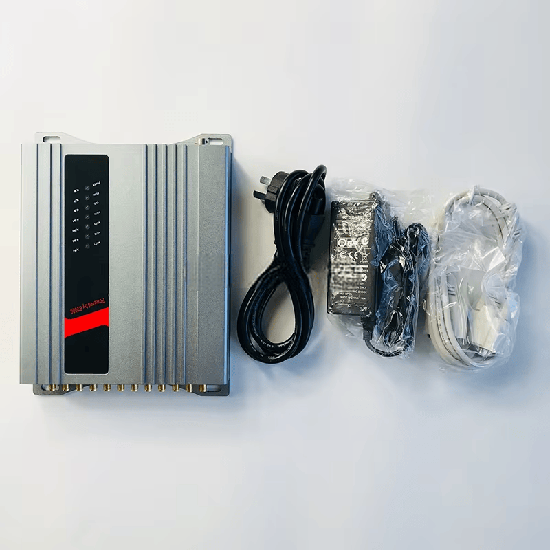 Изображението показва фиксирания UHF четец ZK-RFID1201 заедно със захранващ адаптер, мрежов кабел и комуникационен кабел на бял фон.