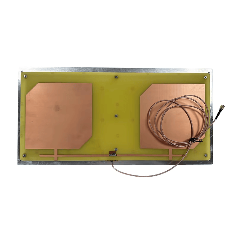 Изображението показва UHF RFID антената ZK-ANT4221 с кабел навит върху дясната медна секция на панела.