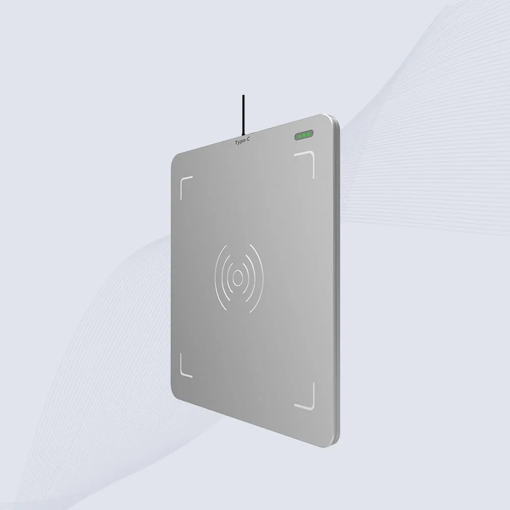 Задният интерфейс на CK-D3L разкрива модерен USB-C порт за свързване тип включи и работи без необходимост от външно захранване