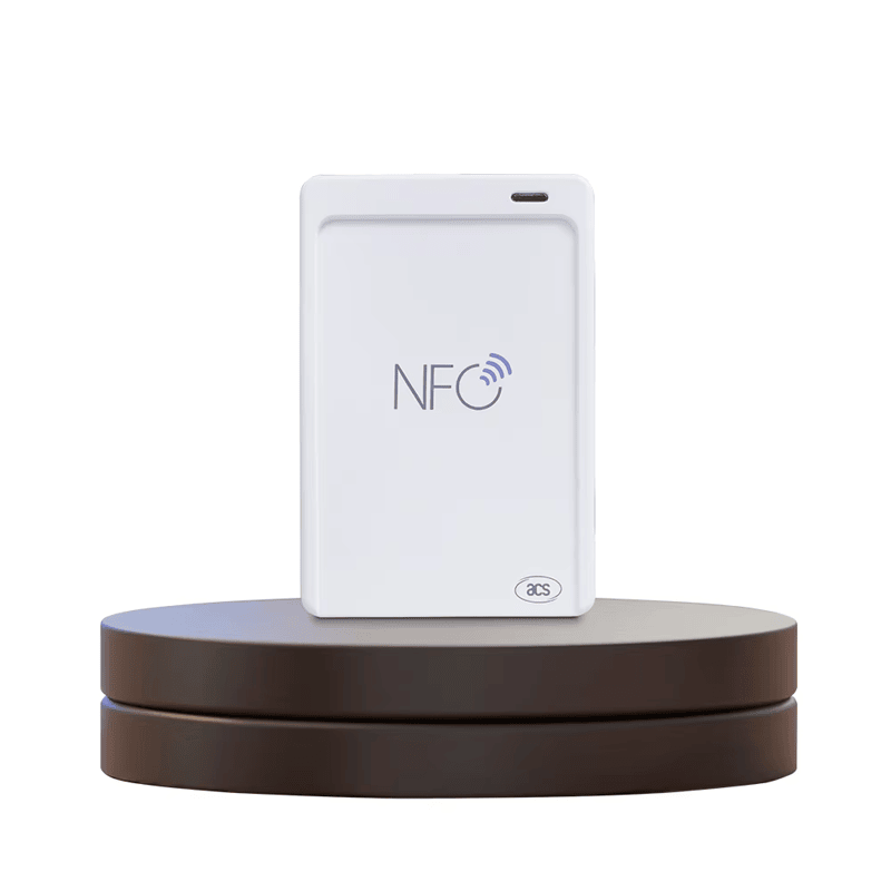 USB NFC четецът ACR1552U стои изправен върху кръгла дисплейна основа за подчертаване на компактната настолна форма.