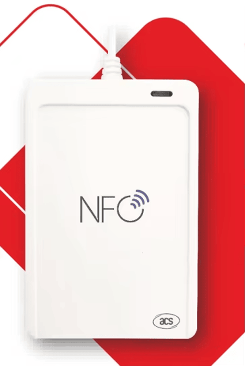 ACR1552U USB NFC четецът е показан на ярък червен геометричен фон, за да се подчертае предната зона за четене.