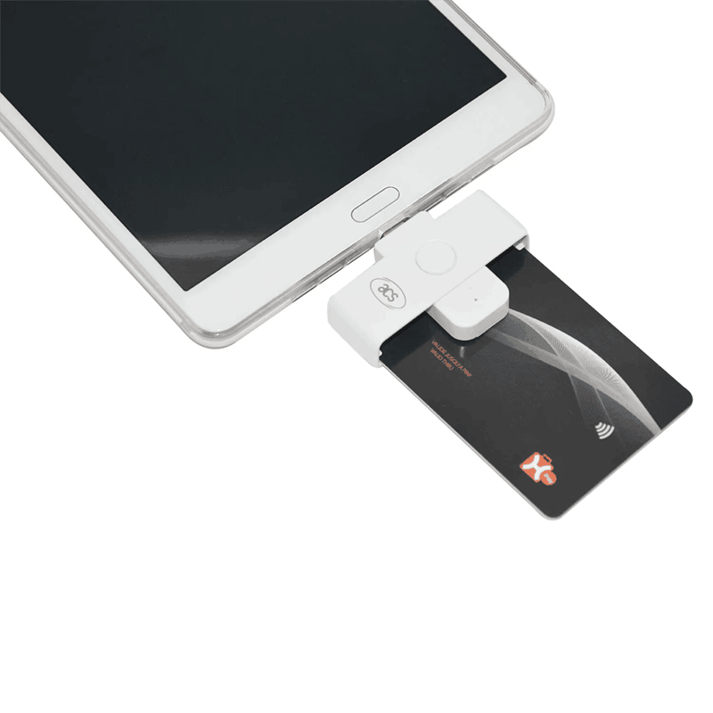 ACR39U-NF PocketMate II е свързан с таблет и контактна карта, за да илюстрира преносима мобилна автентикация.