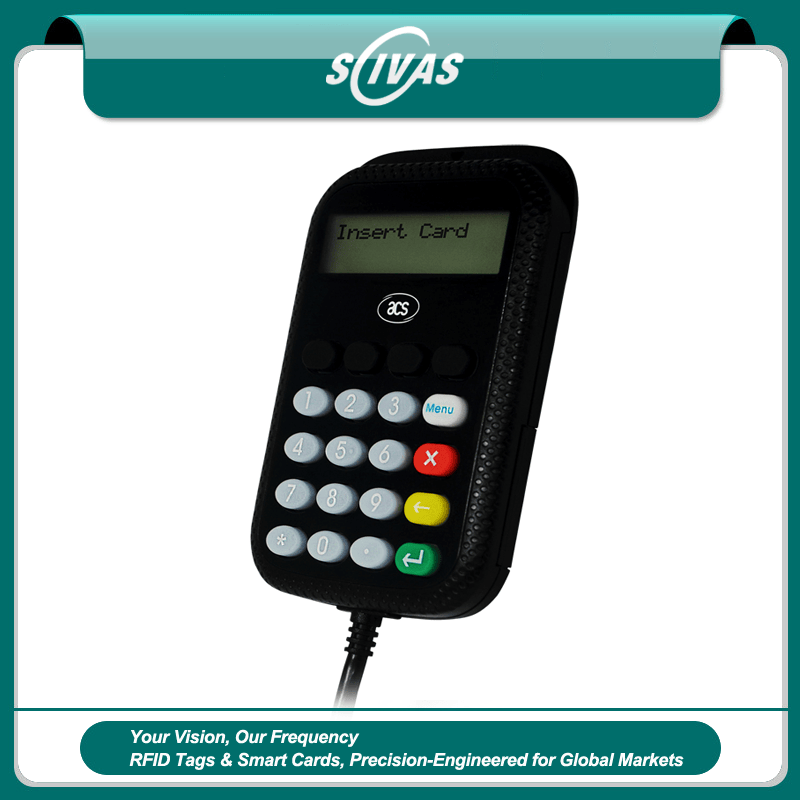 PIN четецът за смарт карти APG8201-B2 е показан в рамкирано банерно изображение с ясно видими екрана и клавиатурата и кабела.