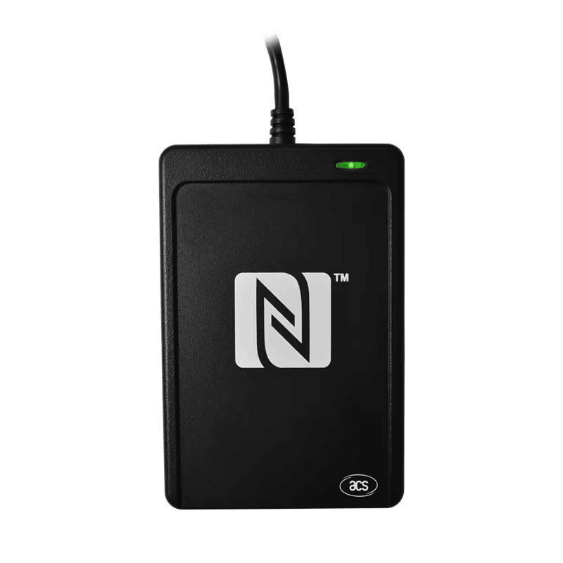 ACR1252U NFC USB четец стои вертикално със светещ статусен индикатор за настолно безконтактно четене.