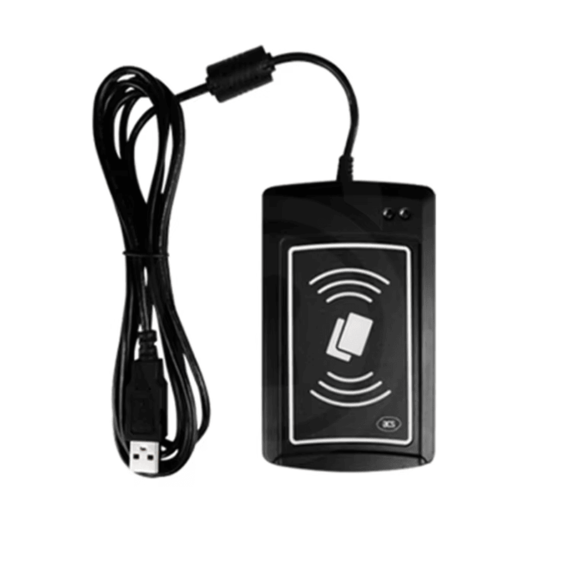 UID четецът ACR1281U-C2 стои изправен до USB кабела си за представяне на челната страна и кабелния възел заедно.