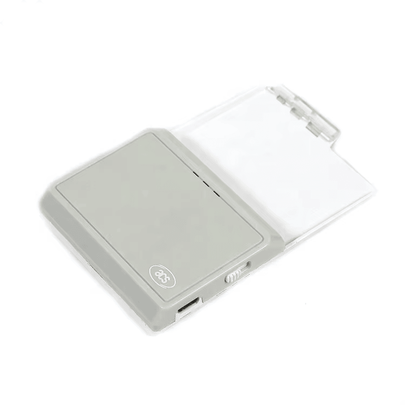 Bluetooth четецът acr3901u-s1 установява сигурна безжична връзка с мобилен телефон за обработка на данни от смарт карти и управление на дигитални идентичности.