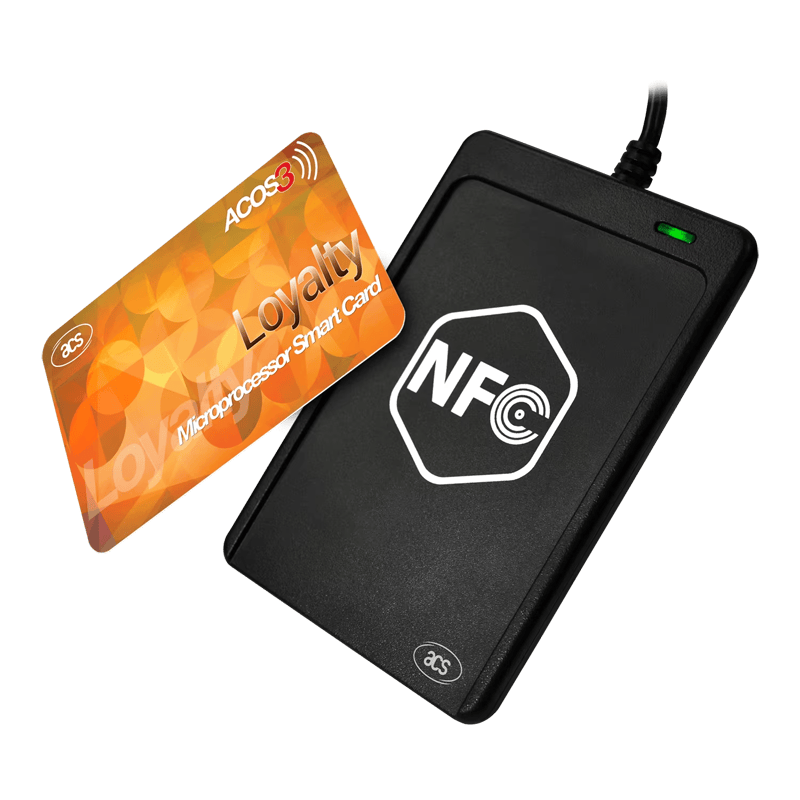 USB NFC смарт четец със SAM слот за защитен достъп, показан с фокус върху инсталация за вход на врата в проекти ACS Series безконтактни и контактни четци/записвачи