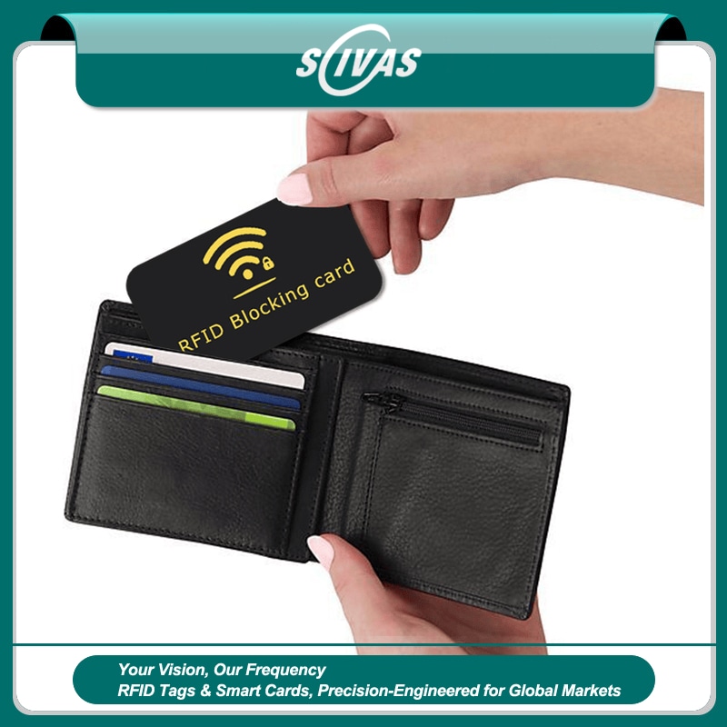 Ръка плъзга RFID блокираща карта в кожен портфейл за да покаже защита на самоличността на кредитните карти при ежедневно носене.